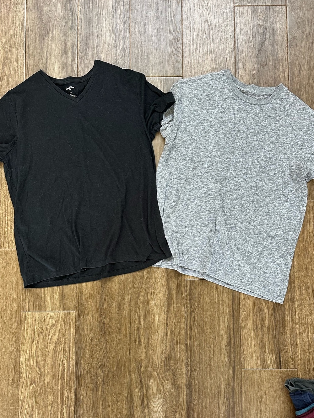LOT - Men’s Classic Cotton Tees in Large from True Classic, Old Navy, Goodfellow - Picture 3 of 6